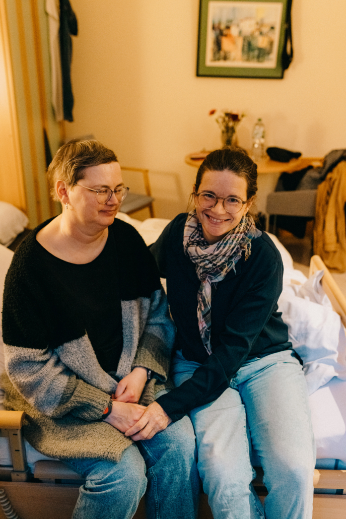 Juli (links) mit ihrer Freundin Mira in ihrem Zimmer im Hamburg Leuchtfeuer Hospiz. (Foto: Julia Sang Nguyen)